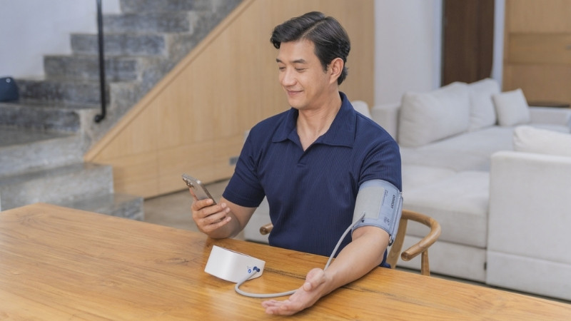 Theo dõi sức khỏe tim mạch với máy đo huyết áp Omron