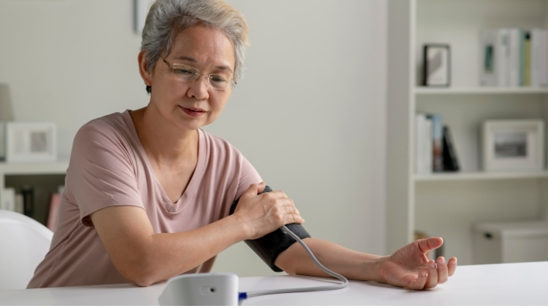 Nhức đầu là một trong các triệu chứng tăng huyết áp áo choàng trắng phổ biến