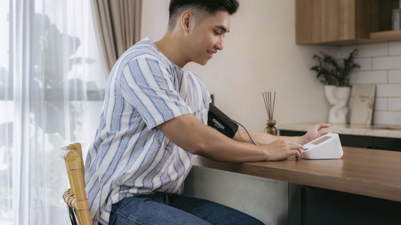 Đo huyết áp tại nhà bằng máy Omron giúp theo dõi sức khỏe tim mạch hằng ngày