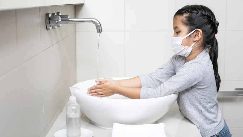 Thường xuyên rửa tay bằng xà phòng giúp ngăn vi khuẩn xâm nhập qua đường hô hấp