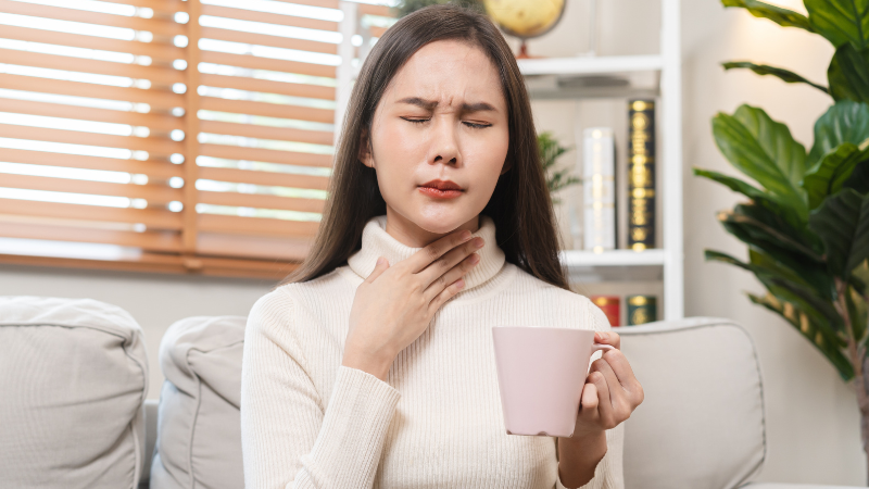 Người viêm xoang, tiếp xúc khói bụi hoặc miễn dịch yếu dễ mắc viêm họng mạn tính
