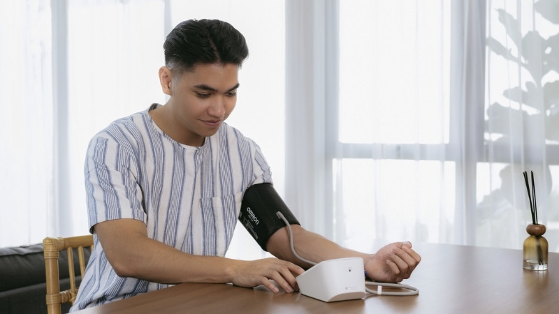 Máy đo huyết áp Omron an toàn tại nhà