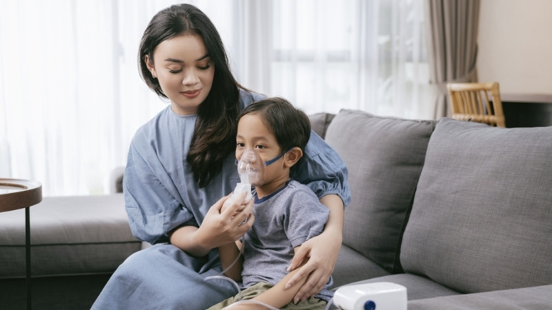 Việc sử dụng máy xông khí dung (nebulizer) cho trẻ có nhiều tác dụng quan trọng