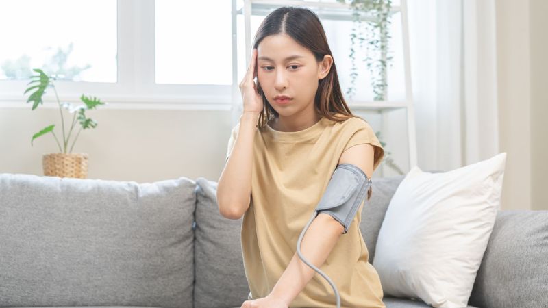 Dấu hiệu như đau đầu, chóng mặt, khó thở có thể xuất hiện khi huyết áp tăng cao