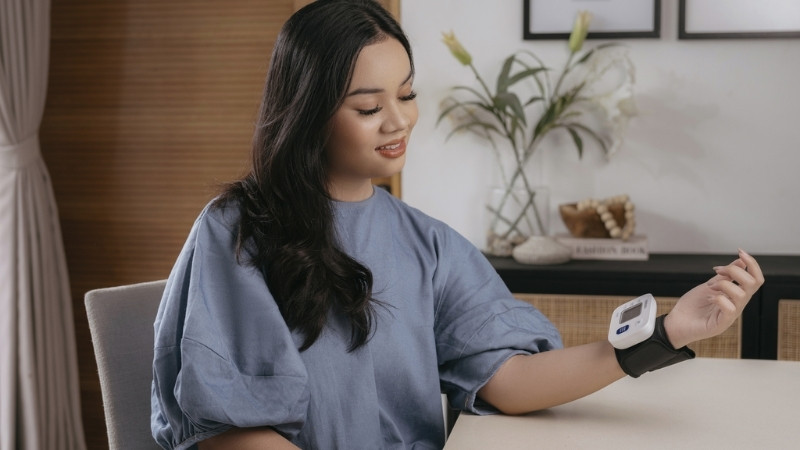 Theo dõi sức khỏe tim mạch tại nhà bằng máy đo huyết áp