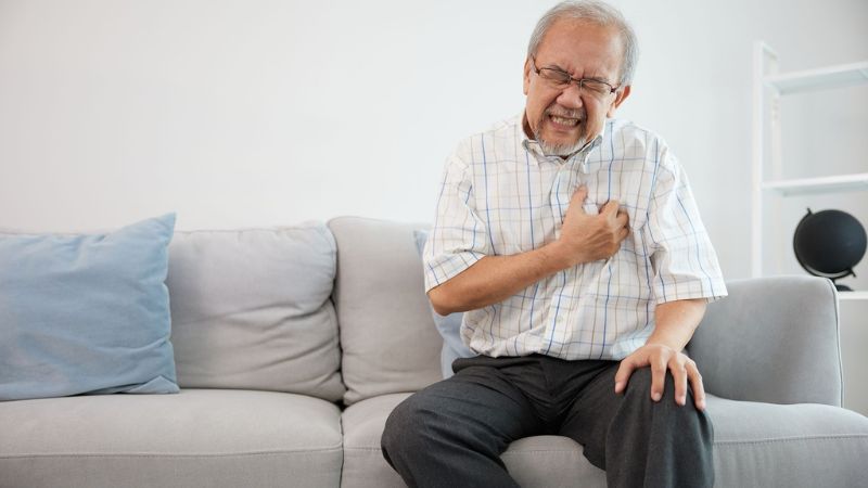 Huyết áp rất cao kèm đau ngực, khó thở cần được cấp cứu ngay