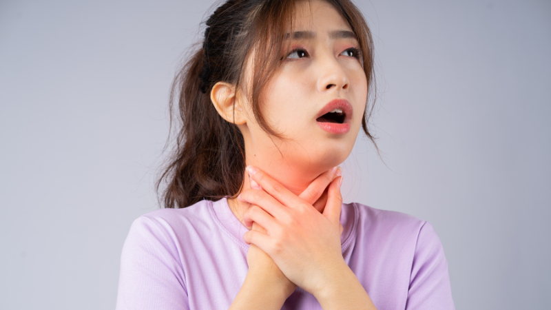 Viêm họng mạn tính là tình trạng viêm họng kéo dài, tái phát nhiều lần với nhiều dạng tổn thương khác nhau