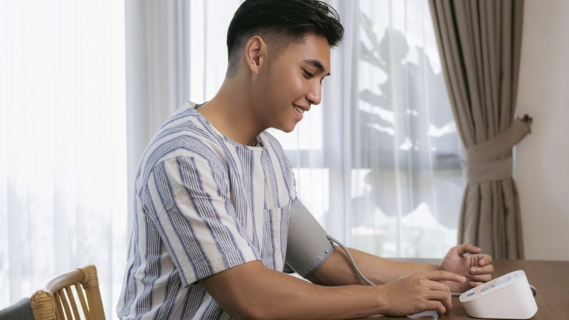 Bảo vệ sức khỏe tim mạch với máy đo huyết áp bắp tay hiện đại