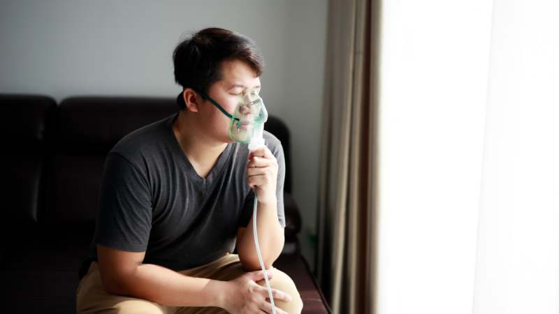 Người dùng chọn máy xông khí dung dựa trên kích thước hạt sương, tốc độ phun và độ phù hợp với điều trị viêm xoang