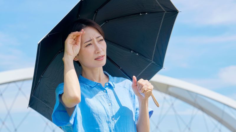 Nhiệt độ môi trường cao có thể làm cơ thể tăng thân nhiệt và gây say nắng 