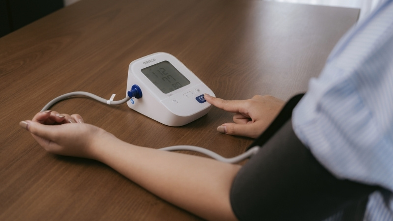 Cách đọc máy Omron phát hiện bất thường tim mạch