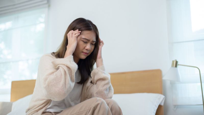 Đau đầu và chóng mặt là những dấu hiệu có thể xuất hiện khi huyết áp thấp làm giảm lưu lượng máu lên não