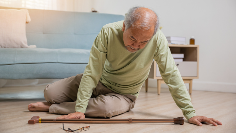 Tụt huyết áp bất ngờ có thể gây ngất xỉu, thiếu máu não và biến chứng tim mạch nguy hiểm