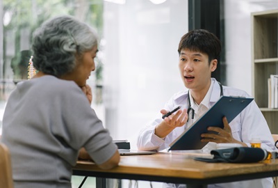 A doctor speaking to a patient in the clinic.