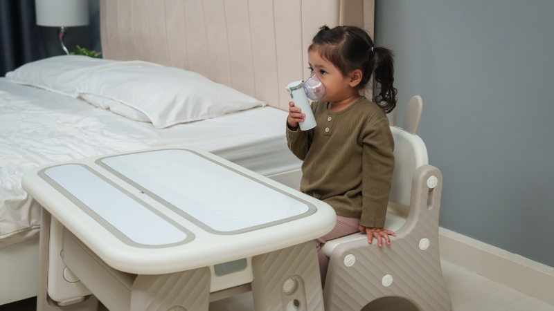 Người bệnh ngồi thẳng lưng và đeo mặt nạ khít khi xông khí dung