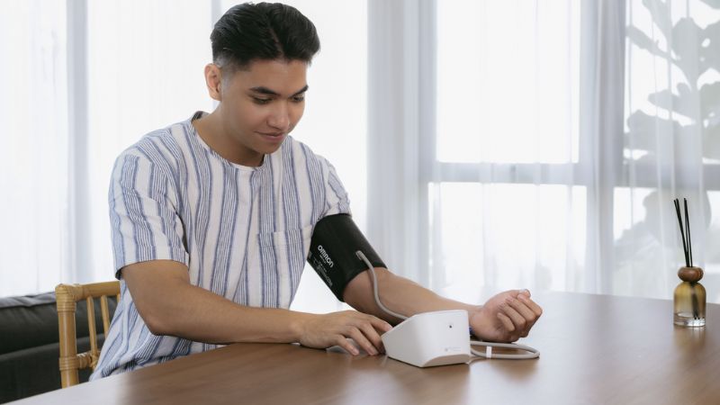 Theo dõi huyết áp tại nhà bằng máy đo huyết áp Omron giúp phát hiện sớm những thay đổi bất thường
