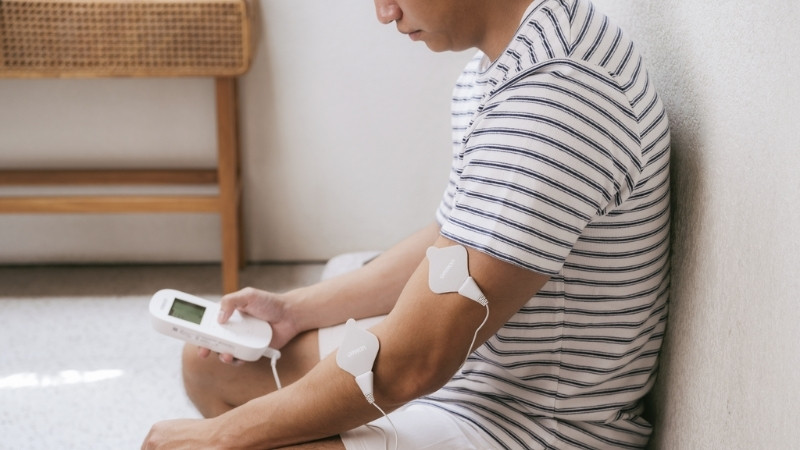 Giảm đau nhức cánh tay tại nhà với máy massage xung điện Omron
