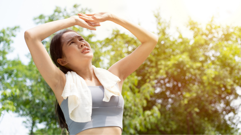 Thời tiết nắng nóng làm mất nước, giãn mạch và có thể gây tụt huyết áp đột ngột