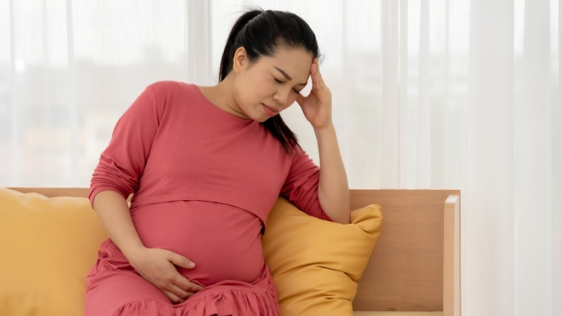 Chóng mặt, mờ mắt, nhìn đôi là triệu chứng thường gặp của tụt huyết áp khi mang thai