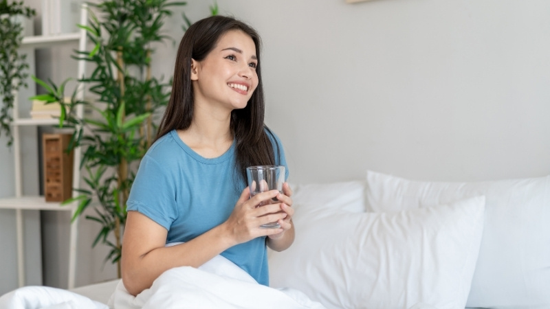 Uống ít nhất 2-3 lít nước mỗi ngày để bù lại lượng nước đã mất do sốt