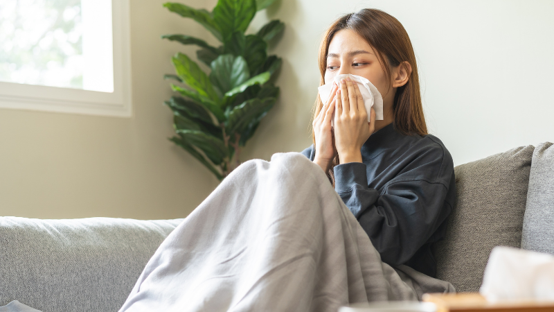 Biến chứng của hắt hơi kéo dài thường gồm viêm xoang, hen suyễn và polyp mũi do viêm mũi kéo dài