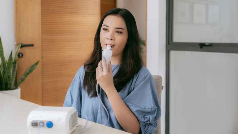 Máy xông khí dung Omron giúp làm sạch và thông thoáng đường thở
