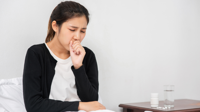 Ho nhiều về đêm kéo dài có thể gây mất ngủ và cần đi khám nếu kèm khó thở hoặc chóng mặt