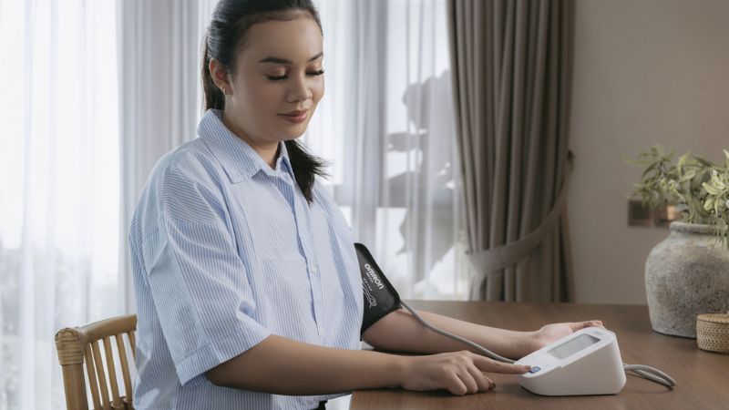 Lỗi E1 trên máy đo huyết áp Omron cho biết vòng bít không bơm hoặc không giữ được áp lực khí.jpg